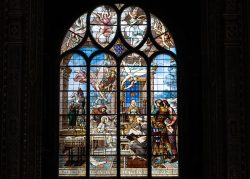 Paris Juni 2026 Buntglasfenster in einer Kathedrale mit religiösen Szenen und Engeln
