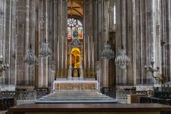 Paris Juni 2026 Innenansicht einer gotischen Kirche mit reich verziertem Altar