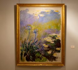 Paris Juni 2026 Monet-Gemälde mit Seerosen in Nebel exhibited im Musée d'Orsay