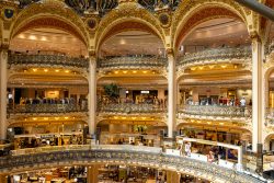 Paris Juni 2026 Innenansicht eines luxuriösen Einkaufszentrums mit goldenen Details