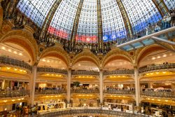 Paris Juni 2026 Innenraum der Galeries Lafayette mit beeindruckender Glaskuppel in Paris