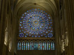 Paris Juni 2026 Buntglasfenster der Rosette in der Kathedrale Notre-Dame in Paris