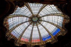 Paris Juni 2026 Schmuckvolle Glaskuppel mit bunten Details in einer historischen Architektur
