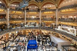 Paris Juni 2026 Innenansicht des Kaufhauses mit luxuriösen Geschäften und Menschenmenge in Paris