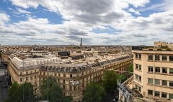 Paris Juni 2026 Luftaufnahme von Paris mit Blick auf den Eiffelturm und Galeries Lafayette