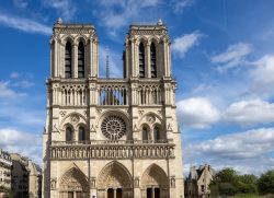 Paris Juni 2026 Notre-Dame-Kathedrale in Paris bei Tageslicht mit blauem Himmel