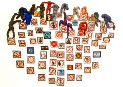 Paris Juni 2026 Kunstinstallation mit Verbotsschildern und Stofffiguren