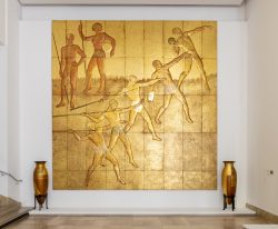 Paris Juni 2026 Goldenes Wandgemälde von antiken griechischen Athleten in Bewegung