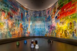 Paris Juni 2026 Buntes Wandgemälde im Museum zeigt historische Figuren und Ereignisse