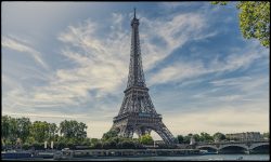 Paris Juni 2026 Eiffelturm in Paris an einem klaren Tag mit blauem Himmel