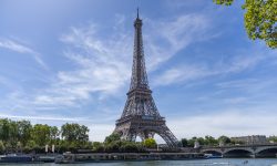 Paris Juni 2026 Eiffelturm an der Seine an einem sonnigen Tag