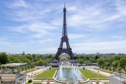 Paris Juni 2026 Eiffelturm in Paris an einem sonnigen Tag mit Springbrunnen und Park im Vordergrund