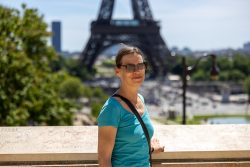 Paris Juni 2026 Frau vor dem Eiffelturm in Paris bei sonnigem Wetter
