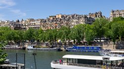 Paris Juni 2026 Gebäude und Boote entlang der Seine in Paris an einem sonnigen Tag