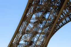 Paris Juni 2026 Nahaufnahme der Eisenkonstruktion des Eiffelturms gegen blauen Himmel