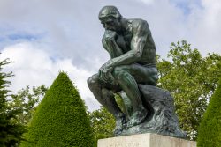 Paris Juni 2026 Der Denker Skulptur von Rodin im Freien mit grünen Büschen