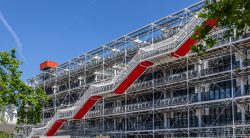 Paris Juni 2026 Centre Pompidou, modernes Gebäude mit Außentreppen und Stahlgerüst in Paris