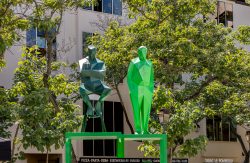 Paris Juni 2026 Grüne geometrische Statuen vor einem Gebäude mit Bäumen