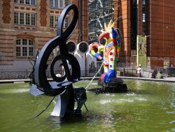 Paris Juni 2026 Fontaine Stravinsky in Paris mit bunten Skulpturen nahe Centre Pompidou
