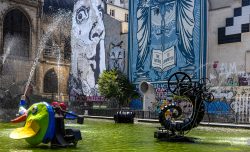 Paris Juni 2026 Kunstwerke Brunnenplatz Pompidou Paris mit farbigen Skulpturen und Wandgemälden