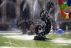 Paris Juni 2026 Moderne Skulpturen mit Wasserfontänen im grünen Teich vor historischer Kulisse