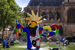 Paris Juni 2026 Bunte Skulptur im Stravinsky-Brunnen nahe Centre Pompidou an einem sonnigen Tag