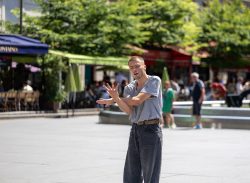 Paris Juni 2026 Mann tanzt auf belebtem Platz im Freien bei sonnigem Wetter