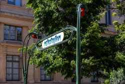 Paris Juni 2026 Historic Paris U-Bahn-Schild im Jugendstil vor einem Gebäude