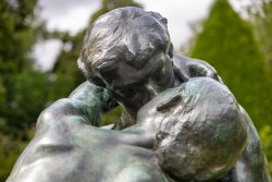 Paris Juni 2026 Nahaufnahme von Rodins Skulptur "Der Kuss" im Garten