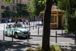 Paris Juni 2026 Oldtimer Citroën 2CV in Pariser Straße bei sonnigem Wetter