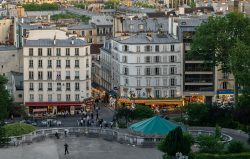 Paris Juni 2026 Stadtzentrum mit historischen Gebäuden und einem kleinen Park