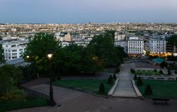 Paris Juni 2026 Aussicht auf Paris von Montmartre bei Sonnenuntergang.