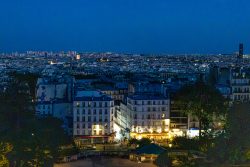 Paris Juni 2026 Nachtaufnahme von Paris mit erleuchteten Gebäuden und urbaner Skyline