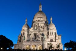 Paris Juni 2026 Basilika Sacré-Cœur in Paris bei Nacht mit blauem Himmel
