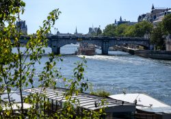 Paris Juni 2026 Seine Fluss mit Brücke und Schiffen in Paris an einem sonnigen Tag