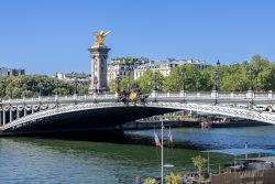 Paris Juni 2026 Pont Alexandre III über die Seine in Paris bei klarem Himmel