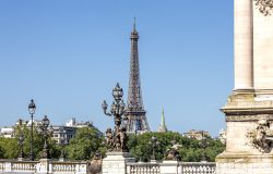 Paris Juni 2026 Eiffelturm in Paris mit Blauer Himmel und Stadtansicht