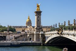 Paris Juni 2026 Pont Alexandre III über die Seine mit Les Invalides im Hintergrund an einem sonnigen Tag