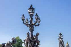 Paris Juni 2026 Ornate Straßenlaterne mit Skulpturen auf der Pont Alexandre III in Paris