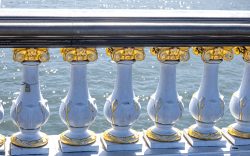 Paris Juni 2026 Geländer mit klassischen Säulen und goldenen Verzierungen am Wasser