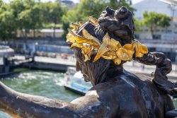 Paris Juni 2026 Detailaufnahme einer goldenen Statue von Paris mit Blick auf die Seine