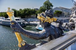 Paris Juni 2026 Detail eines goldverzierten Statuen auf der Pont Alexandre III Brücke in Paris