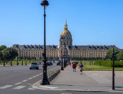 Paris Juni 2026 Invalides-Platz mit Denkmal und Kuppelbau in Paris bei Tageslicht