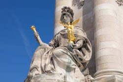 Paris Juni 2026 Goldene Statue der Justitia vor blauem Himmel