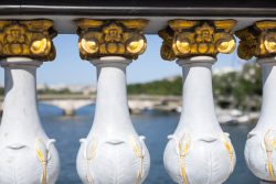 Paris Juni 2026 Verzierte Balustrade mit Blick auf eine Brücke und Wasser