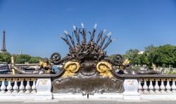 Paris Juni 2026 Brücke Pont Alexandre III mit dekorativen Skulpturen in Paris bei klarem Himmel
