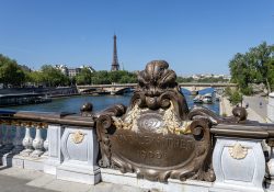 Paris Juni 2026 Pont Alexandre III Brücke mit Eiffelturm im Hintergrund, Sommer Paris Sehenswürdigkeit