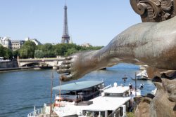 Paris Juni 2026 Statue am Pont Alexandre III mit Eiffelturm im Hintergrund an der Seine, Paris