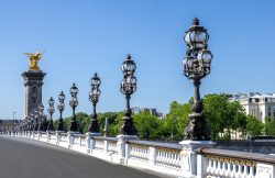 Paris Juni 2026 Pont Alexandre III in Paris mit historischen Lampen und goldenem Engel