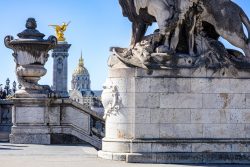 Paris Juni 2026 Historisches Pariser Denkmal und Les Invalides im Hintergrund an einem sonnigen Tag